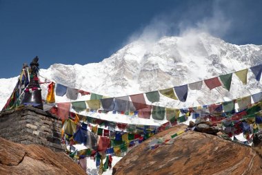 Budist dua bayrakları ile Annapurna dağına