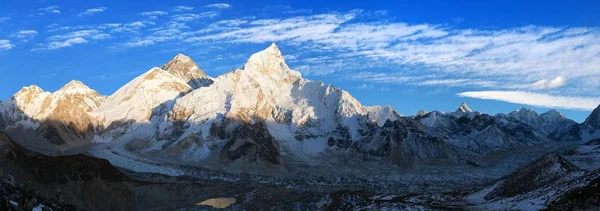 Večerní panoramatický pohled na Mount Everest z Kala Patthar — Stock fotografie