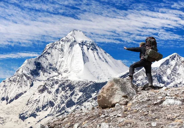 Monte Dhaulagiri con turista, gran sendero del Himalaya —  Fotos de Stock