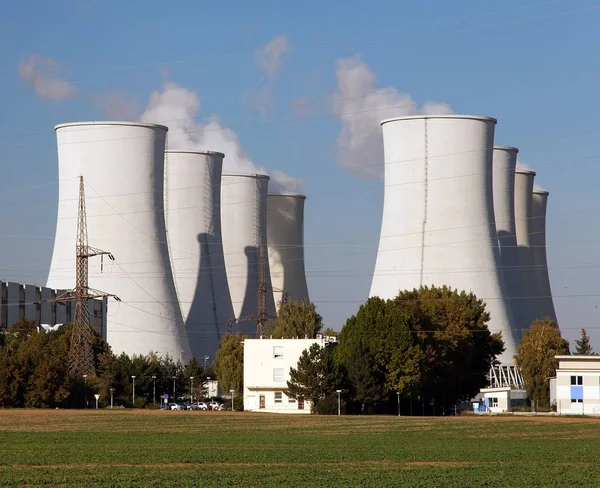 Атомна електростанція, градирні - Словаччина — стокове фото