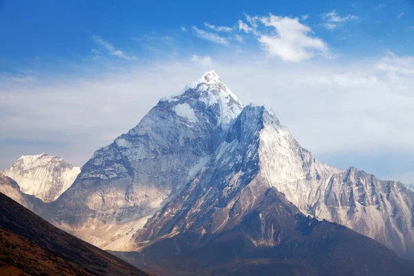 Ama Dablam Everest Dağı'nın saha kampı giderken mount