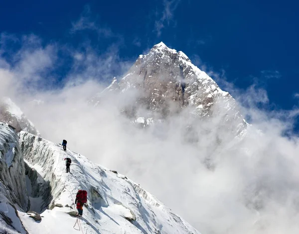 Skupina horolezců na horách montáž na hory Lhotse — Stock fotografie