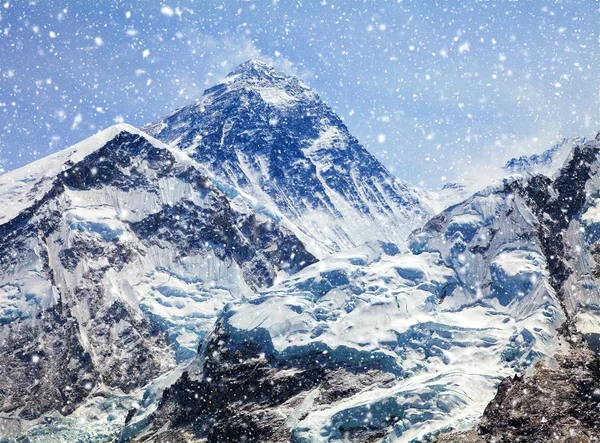 Everest Dağı'nın tepesine bulutlar ve kar yağışı ile görünümünü