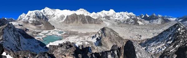 Mount Cho Oyu ve Cho Oyu kamp panoramik manzaralı
