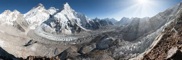 Mount everest, lhotse a nuptse od pumo ri základního tábora — Stock fotografie