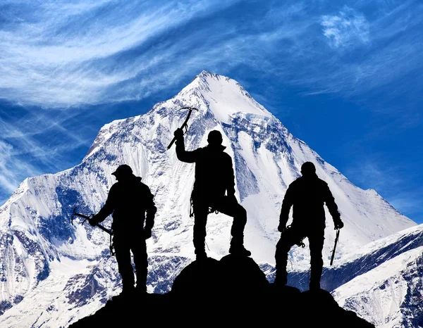 Mount Dhaulagiri and silhouette of group of climbers — Stock Photo, Image