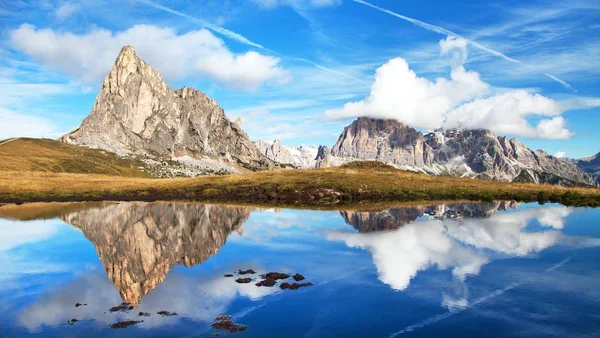 Vista de passo Giau para o monte Ra Gusela e Tofana — Fotografia de Stock