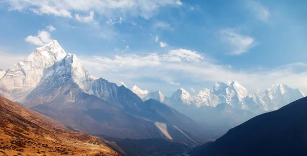 एवरेस्ट बेस शिविर माउंट करने के रास्ते पर अमा डैब्लाम माउंट — स्टॉक फ़ोटो, इमेज