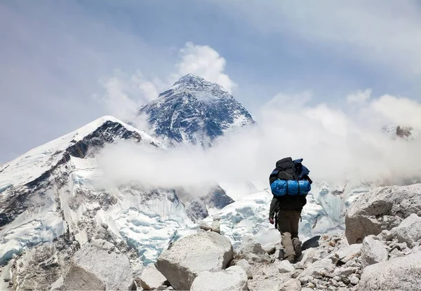 Gunung Everest dari Kala Patthar dengan turis — Stok Foto