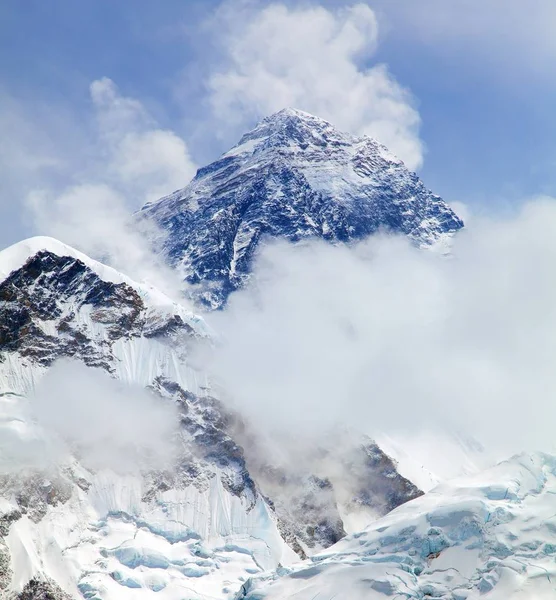 Эверест с облаками от Кала Паттара — стоковое фото