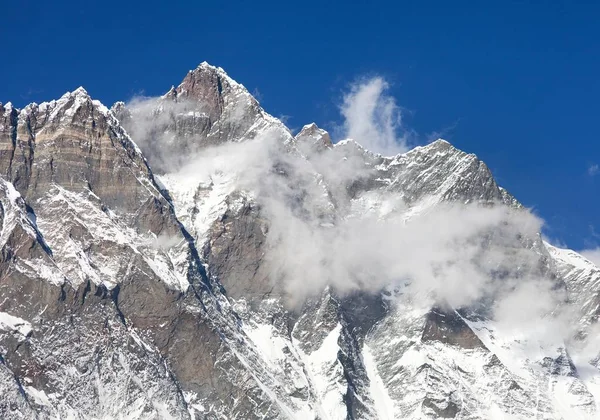 Top de Lhotse con nubes en la parte superior — Foto de Stock