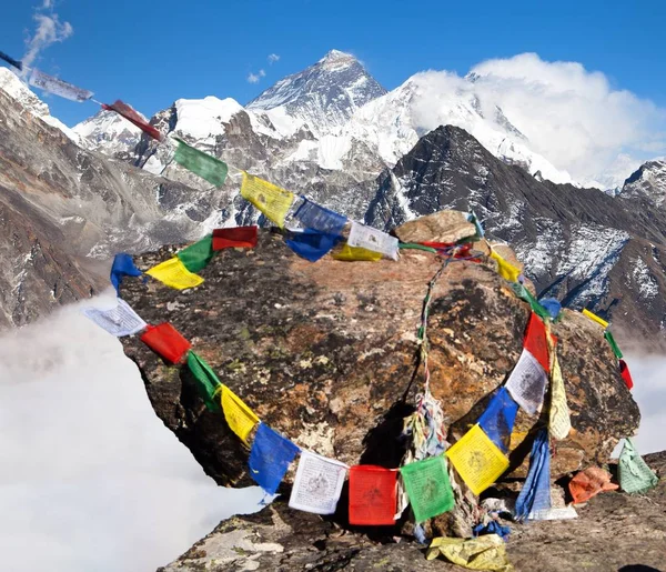 Mount Everest und Lhotse mit buddhistischen Gebetsfahnen — Stockfoto