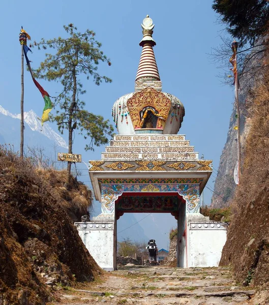 Buddhistiska stupan i Chame by, runda annapurna circuit — Stockfoto