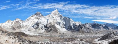 Güzel gökyüzü ve Khumbu buzul Everest Dağı