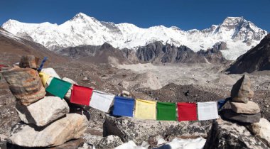 Cho oyu dua bayrakları ile monte