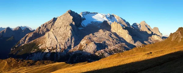 Утренний вид на гору Мармолада — стоковое фото