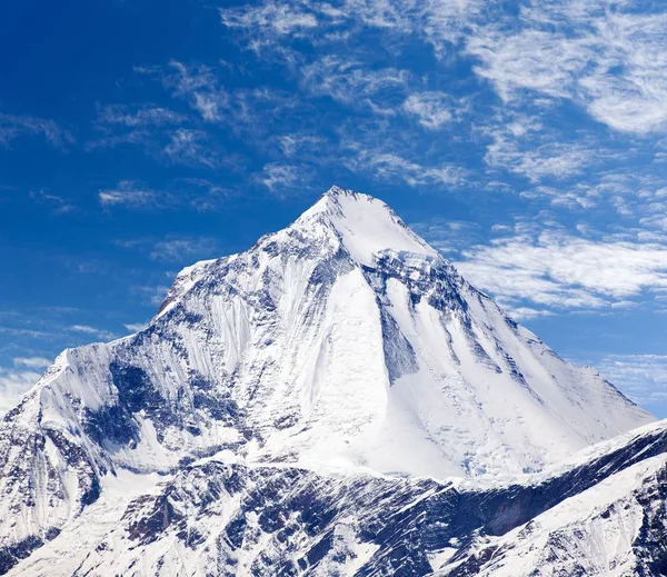 Monte Dhaulagiri, cerca del paso de Thorung La y hermoso cielo — Foto de Stock