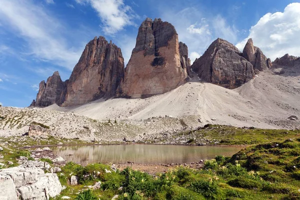 Drei Zinnen veya Tre Cime di Lavaredo küçük bir göl ile — Stok fotoğraf