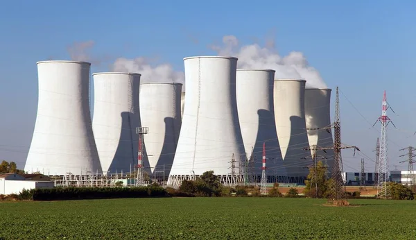 Атомна електростанція, градирні - Словаччина — стокове фото