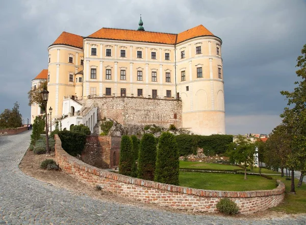 Замок Mikulov, вид з Mikulov місто в Чеській Республіці — стокове фото