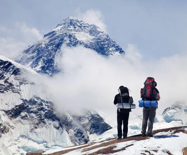 Monte Everest desde Kala Patthar con dos turistas —  Fotos de Stock