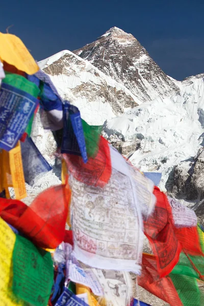 Monte Everest com bandeiras de oração budistas — Fotografia de Stock