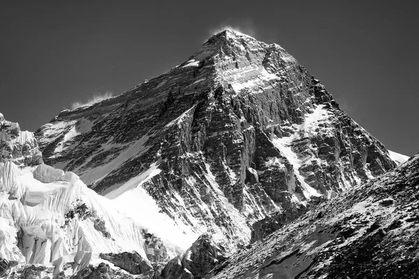 Blanco y negro Monte Everest desde el valle de Gokyo — Foto de Stock