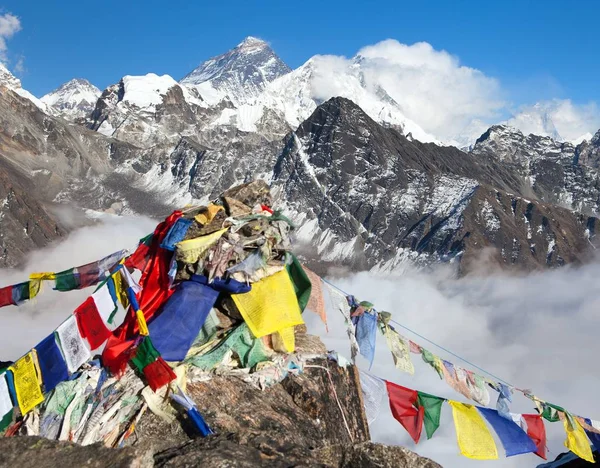 Эверест и Лхоцзе с буддийскими молитвенными флагами — стоковое фото