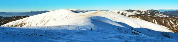 Зимовий вид з гірський масив Велика Фатра. — стокове фото