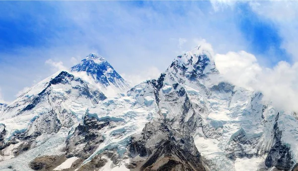 Blick auf den Gipfel des Mount Everest und nuptse mit Wolken — Stockfoto