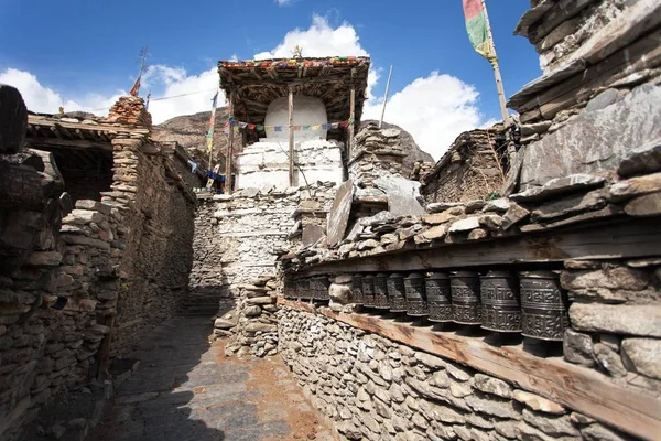 Stupa 및 기도 바퀴 Manang villlage에 벽 — 스톡 사진