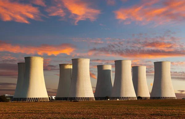 Večer barevný západ slunce jaderné elektrárny — Stock fotografie