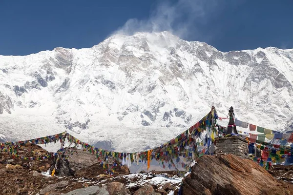 Budist dua bayrakları ile Annapurna dağına