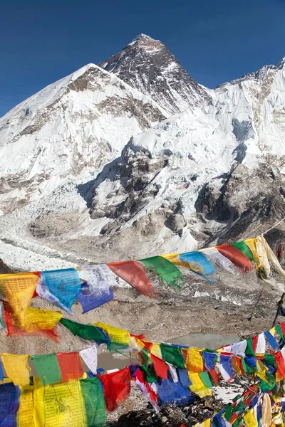 Budist dua bayrakları ile Everest Dağı