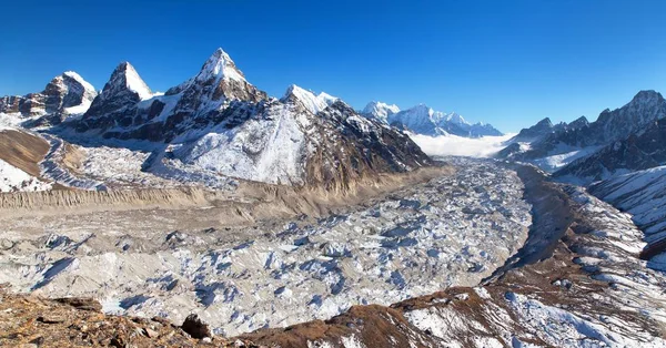 Szczyt Mount Cholo, Kangchung, Nirekha, lodowiec Ngozumba — Zdjęcie stockowe