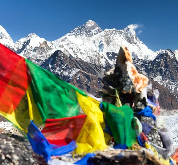 Mount Everest and Lhotse with buddhist prayer flags — Stock Photo, Image