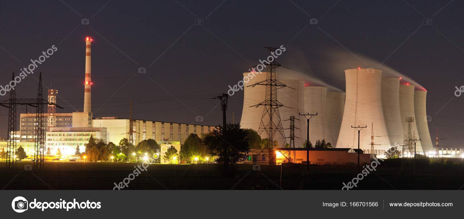 Noční pohled z jaderné elektrárny Jaslovské Bohunice — Stock Fotografie