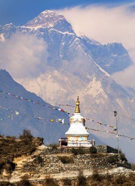 Namche Bazar ve Everest Dağı yakınında stupa görünümünü akşam