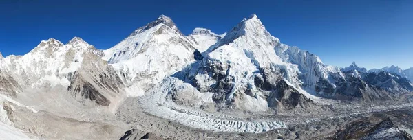 Mount Everest, Lhotse och Nuptse från Pumo Ri basläger — Stockfoto