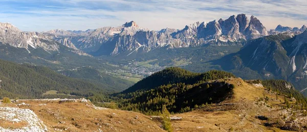 Vy av Cristallo-gruppe, nära Cortina d Ampezzo — Stockfoto