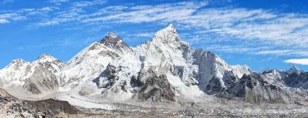 Monte Everest con hermoso cielo y glaciar Khumbu — Foto de Stock