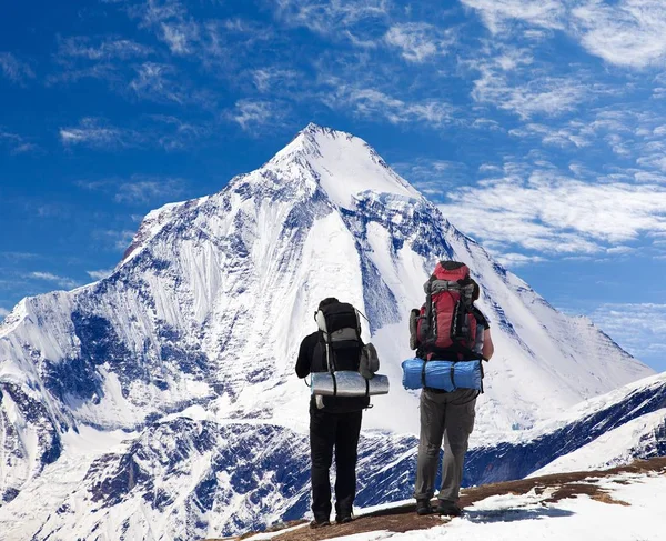 Vista do monte Dhaulagiri com dois turistas — Fotografia de Stock