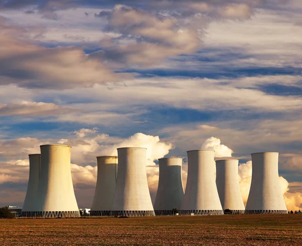 Vista de atardecer de color de la planta de energía nuclear — Foto de Stock