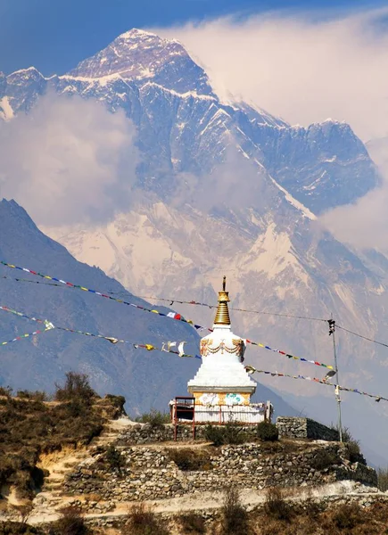 Kvällen syn på stupa nära Namche Bazar och Mount Everest — Stockfoto