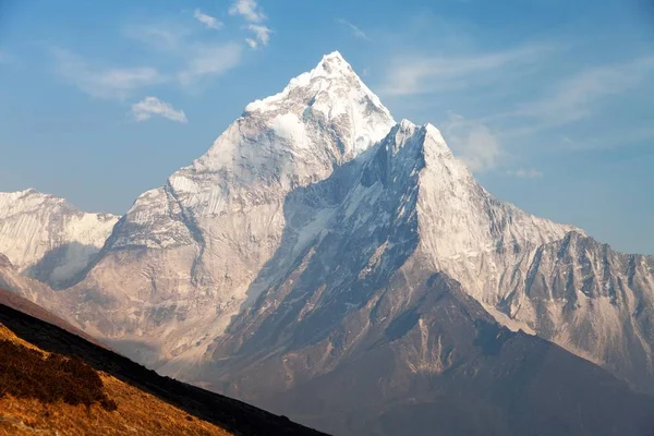 Μοντάρετε Ama Dablam στο δρόμο για την κατασκήνωση βάσης του Έβερεστ — Φωτογραφία Αρχείου