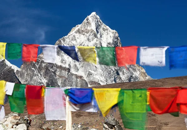 Satır dua bayrakları ve mount Arakam Tse