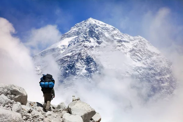 Monte Everest da Kala Patthar con turista — Foto Stock