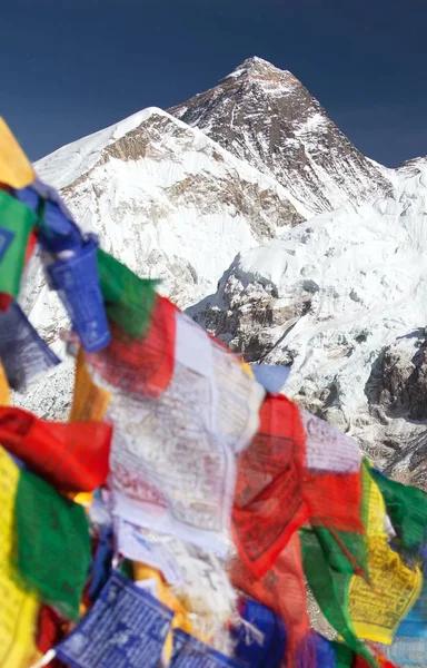 Mount Everest with buddhist prayer flags — Stock Photo, Image
