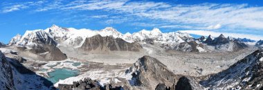 Mount Cho Oyu ve Cho Oyu kamp panoramik manzaralı