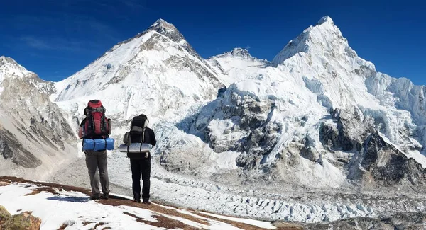 Monte Everest desde el campamento base de Pumo Ri con dos turistas —  Fotos de Stock